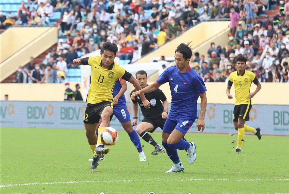 U23 Malaysia chơi tốt hơn nhưng lại bị dẫn trước trong hiệp 1. Ảnh: FAM