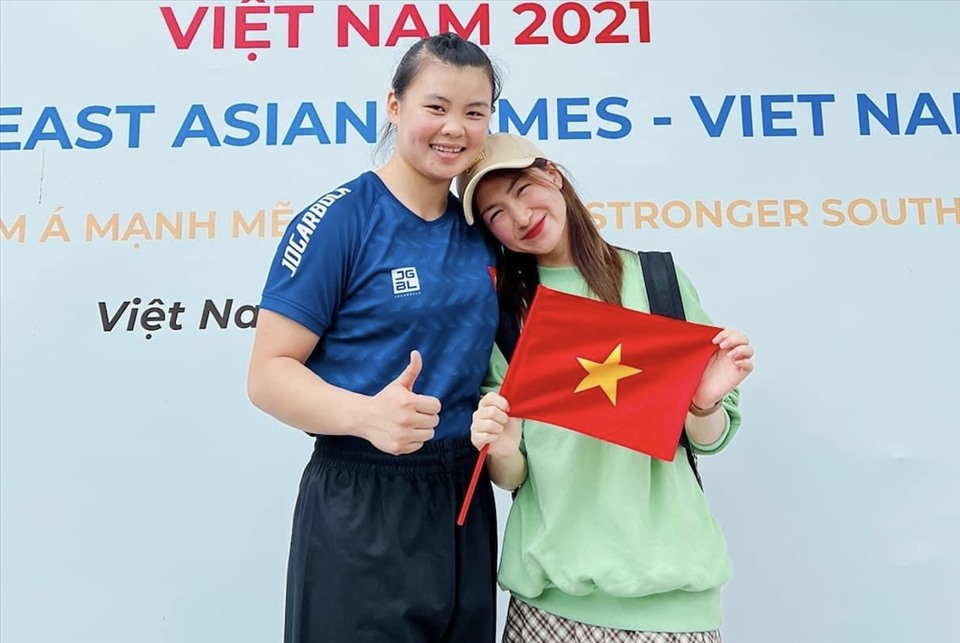 Hoà Minzy chia vui cùng võ sĩ Quàng Thị Thu Nghĩa sau khi giành huy chương vàng tại SEA Games 31. Ảnh: FBNV
