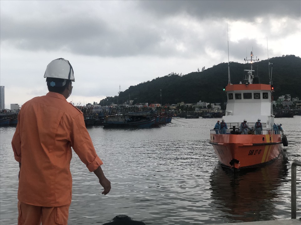 Tàu SAR27-01 và lực lượng cứu nạn đưa 2 thuyền viên nước ngoài bị tai nạn lao động về cảng.