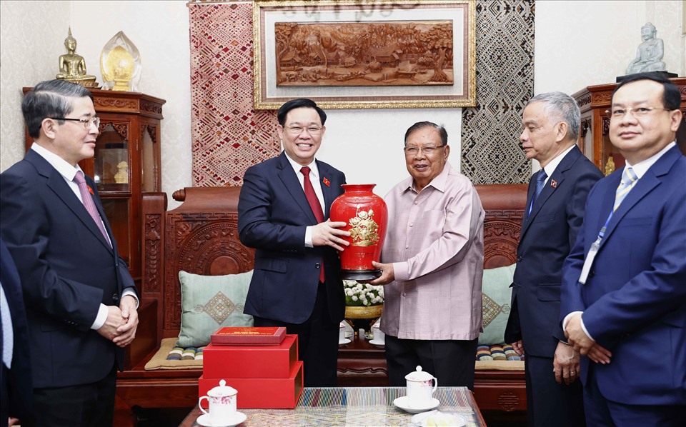 Chủ tịch Quốc hội Vương Đình Huệ tặng quà lưu niệm cho nguyên Tổng Bí thư, nguyên Chủ tịch nước Lào Bounnhang Vorachith. Ảnh: Doãn Tấn