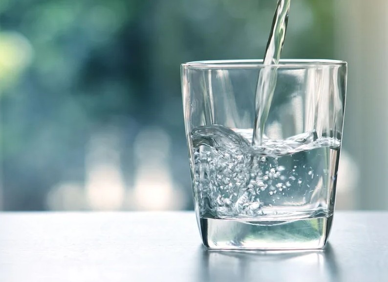 6. Nước tinh khiết. Bạn gần như không thể giảm cân nếu không uống đủ nước sạch mỗi ngày. Uống 8 ly (mỗi ly 240ml) trong suốt cả ngày hỗ trợ bạn giảm cân hiệu quả.