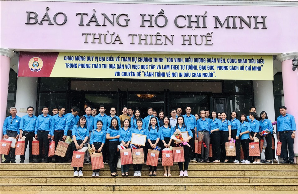 Đoàn đại biểu chụp ảnh lưu niệm tại Bảo tàng Hồ Chí Minh. Ảnh: Ngô Thu Hương.