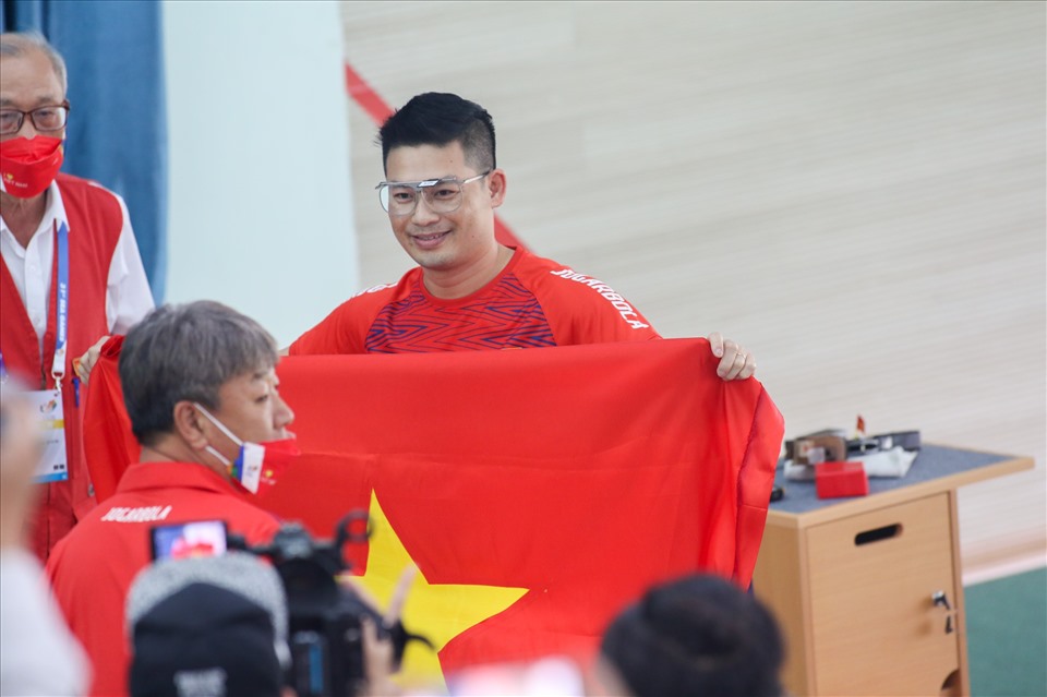 Chung cuộc, Hà Minh Thành giành chiến thắng và mang về tấm huy chương vàng đầu tiên cho bộ môn bắn súng Việt Nam tại SEA Games 31.