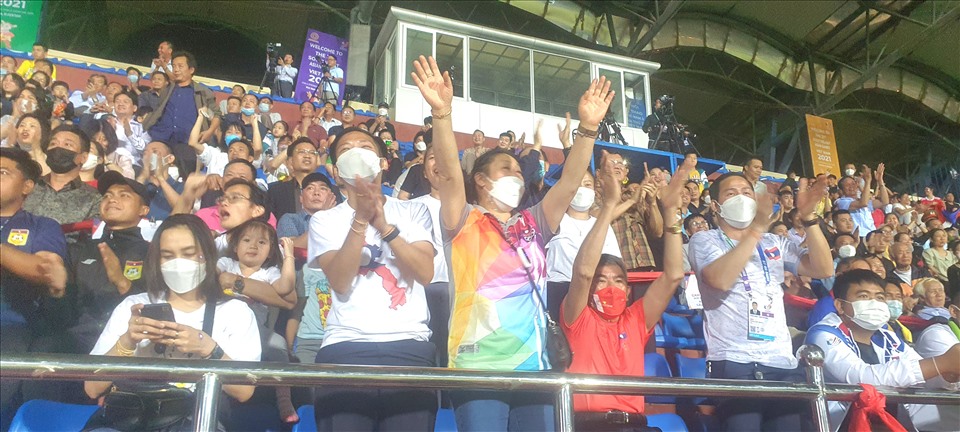 Dù không thể lọt vào bán kết, U23 Lào vẫn nhận được sự ủng hộ, cổ vũ của hàng vạn cổ đông viên. Ảnh: T.D