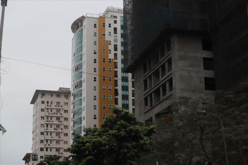 Nhiều chung cư, cao ốc tại Hà Nội được xây dựng “bám” mặt đường.