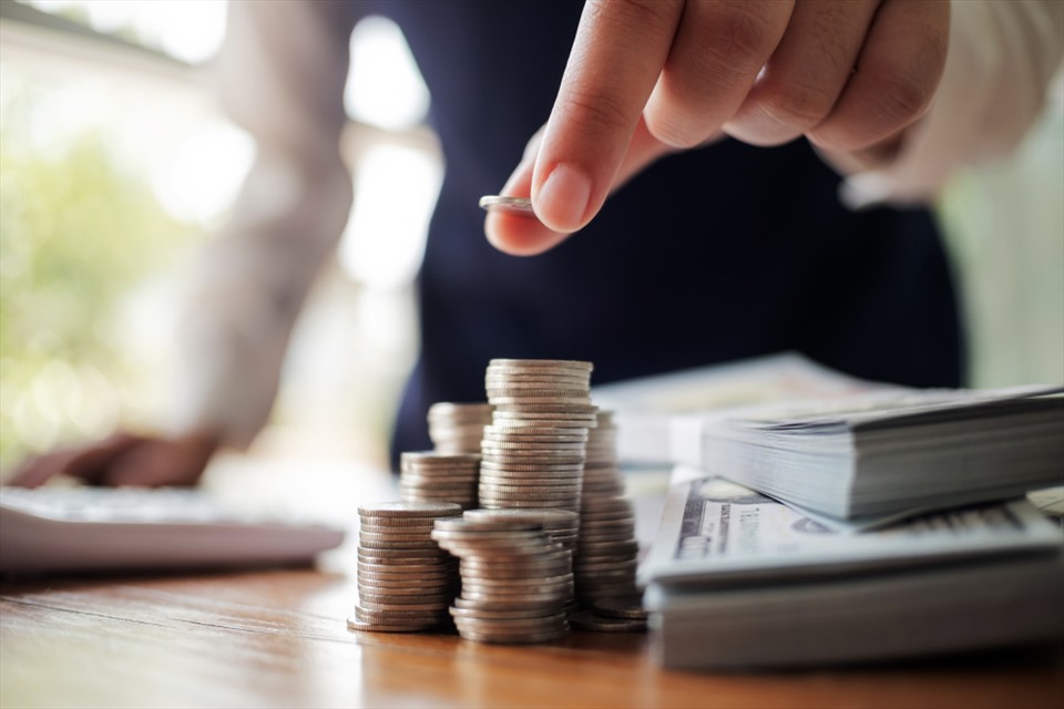 Để quản lý tài chính thông minh, một người nên tiết kiệm từ 10% thu nhập mỗi tháng. Ảnh: Shutterstock