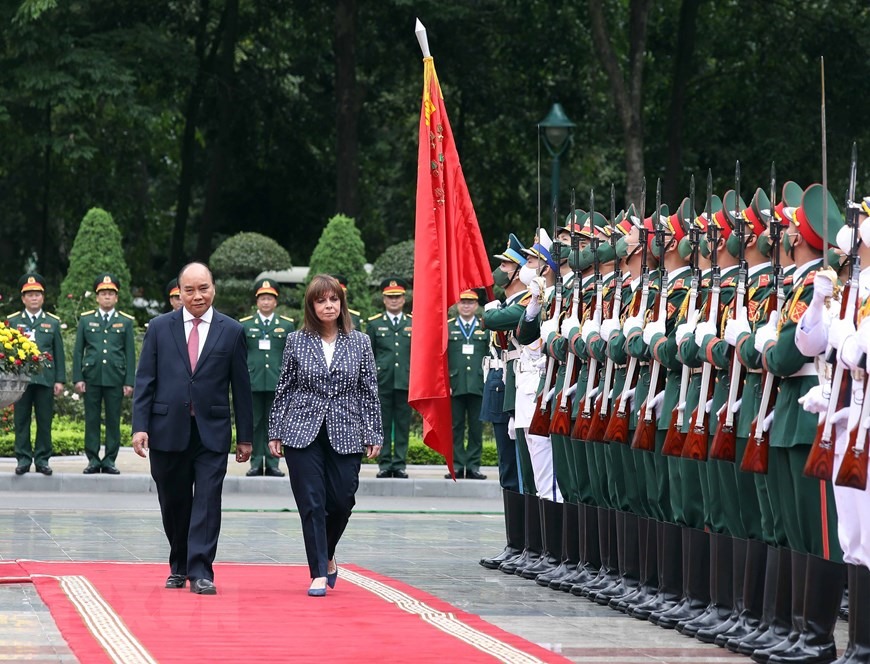 Chủ tịch nước Nguyễn Xuân Phúc chủ trì lễ đón Tổng thống Hy Lạp Katerina Sakellaropoulou. Ảnh: TTXVN