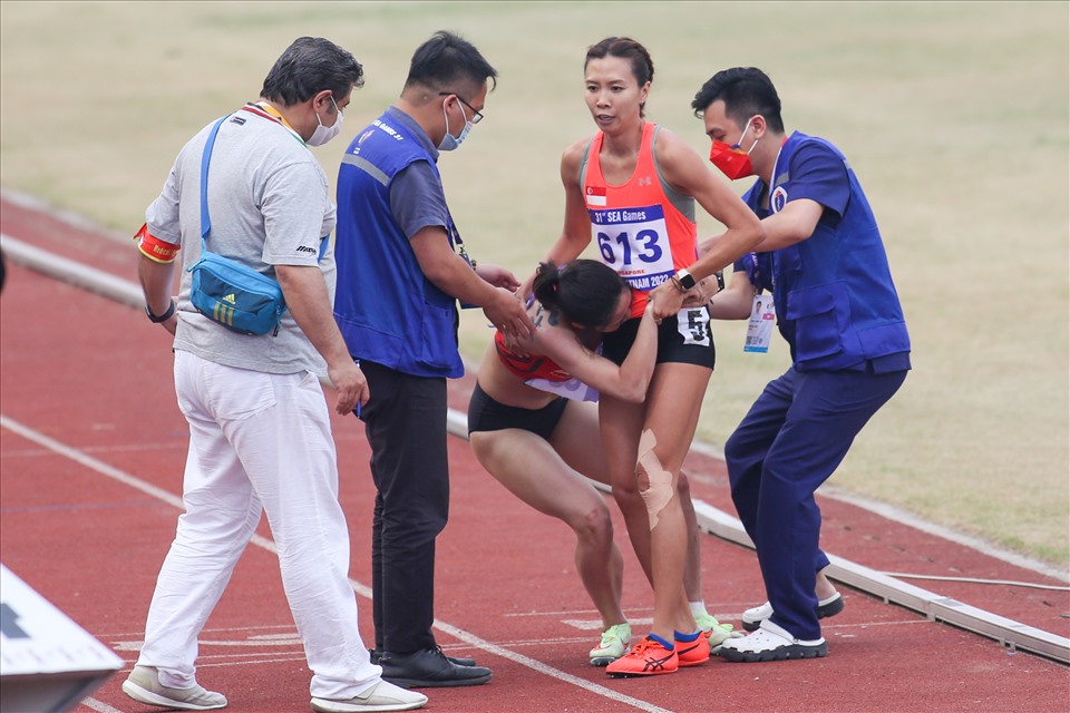 Cô được vận động viên người Philippine dìu qua vạch đích.
