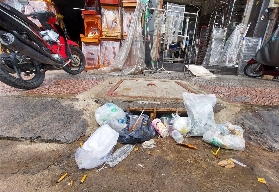 Trên các tuyến đường quận 1, 7, 10 và Bình Thạnh, nhiều người dân vẫn vô tư xem “cống thoát nước là nơi chứa rác“.