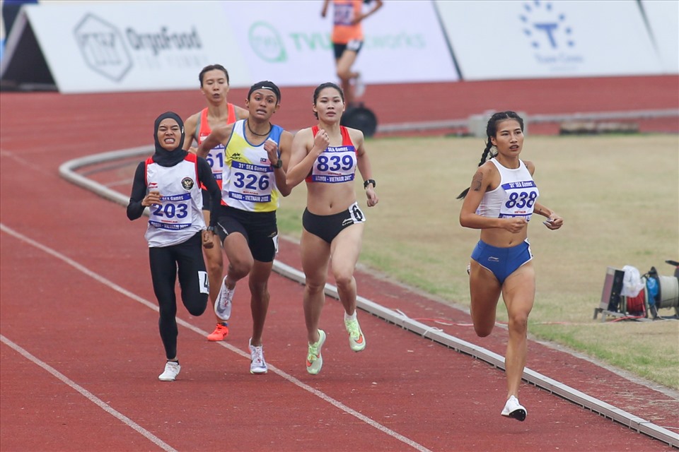 Chiều 16.5, vận động viên Khuất Phương Anh (838) cùng Đinh Thị Bích (839) bước vào tranh tài ở chung kết chạy 800m nữ. Cả 2 đều là niềm hy vọng vàng của điền kinh Việt Nam.