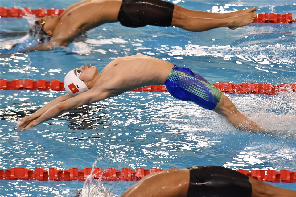 Thực tế, Trần Hưng Nguyên đã đoạt huy chương vàng 400m cá nhân hỗn hợp và phá kỷ lục với thành tích 4 phút 18 giây 10. Anh không được kỳ vọng quá cao ở nội dung 200m bơi ngửa. Bởi trong lịch sử SEA Games, bơi Việt Nam chưa có vận động viên nam nào về nhất nội dung này.