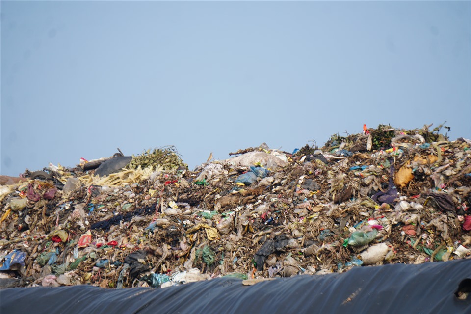 Theo chính quyền thành phố, bãi rác hiện chứa khoảng hơn 330.000 tấn rác thải. Ảnh: Q.D