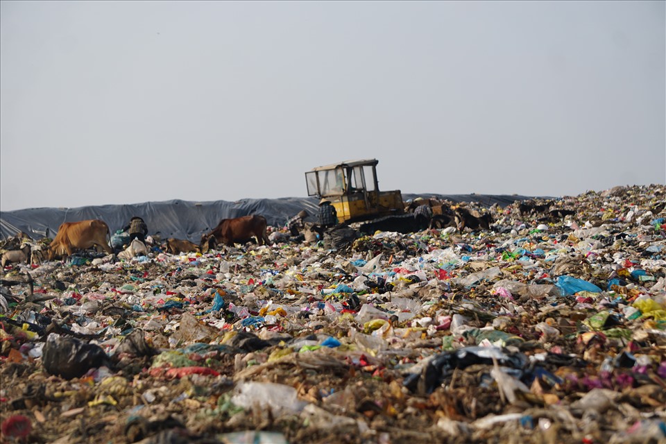 Đây là bãi rác lớn nhất thành phố biển, sau hơn 20 năm hoạt động, bãi rác này trở nên quá tải và ô nhiễm. Ảnh. Q.D