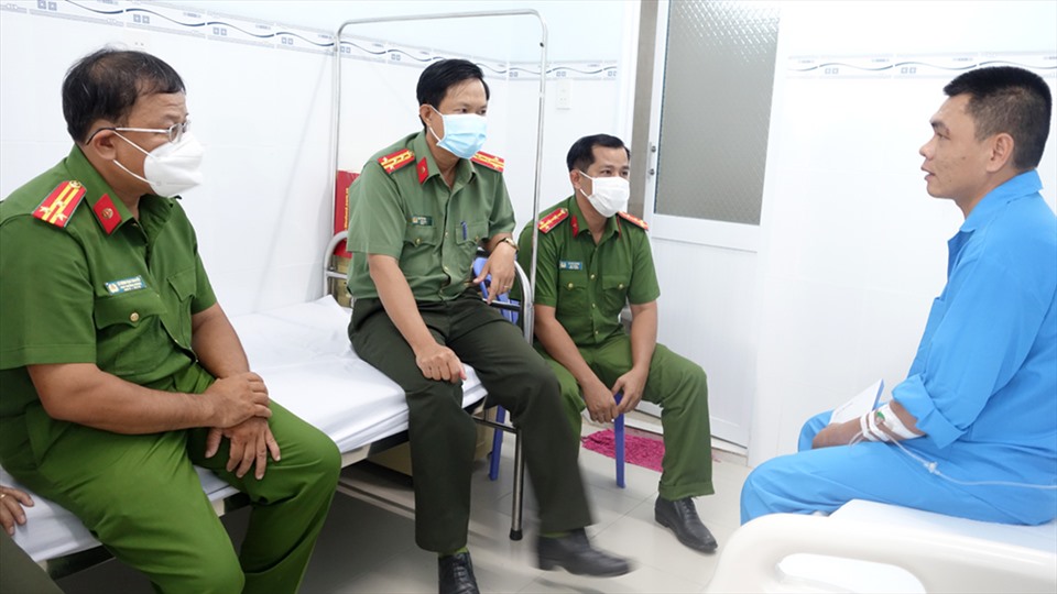 Đoàn công tác Công an tỉnh An Giang đến thăm hỏi sĩ quan công an bị chém trọng thương trong lúc làm nhiệm vụ. Ảnh: VT