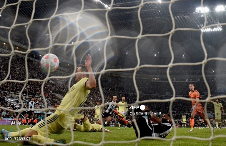 Bruno Guimaraes chấm dứt hy vọng có điểm của Arsenal. Ảnh: AFP
