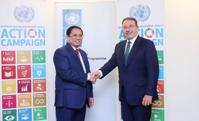 Thủ tướng Phạm Minh Chính gặp Tổng Giám đốc Chương trình Phát triển Liên Hợp Quốc (UNDP) Achim Steiner. Ảnh: VGP