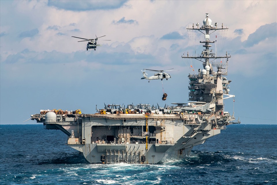 Tàu sân bay USS Harry S. Truman (trái ) và tàu tuần dương mang tên lửa dẫn đường USS San Jacinto (phải) ngày 8.3.2022. Ảnh Hải quân Mỹ