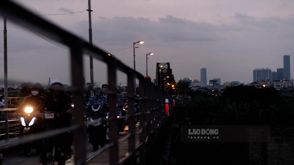 Trong những ngày gần đây, hình ảnh những chiếc cầu dọc sông Hồng trên địa bàn thành phố Hà Nội được lắp đặt thêm phao cứu hộ không khỏi khiến người dân tò mò.