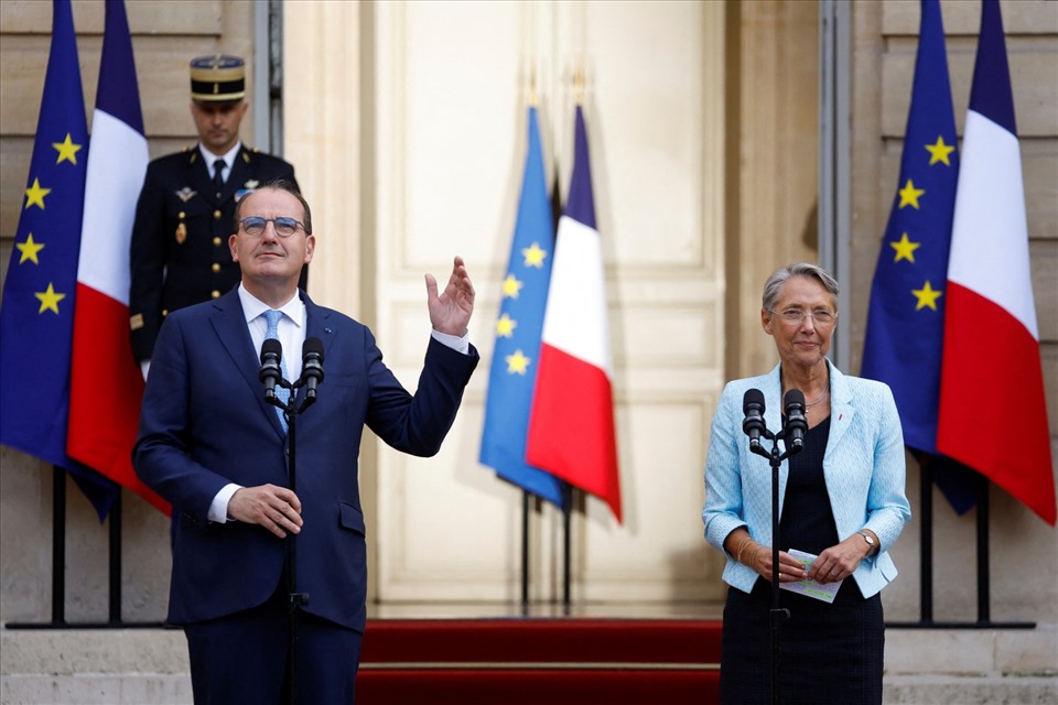 Thủ tướng sắp mãn nhiệm Pháp Jean Castex (trái) và người kế nhiệm, cựu Bộ trưởng Lao động Elisabeth Borne, trong buổi lễ bàn giao tại sân dinh thự Matignon ngày 16.5. Ảnh: AFP