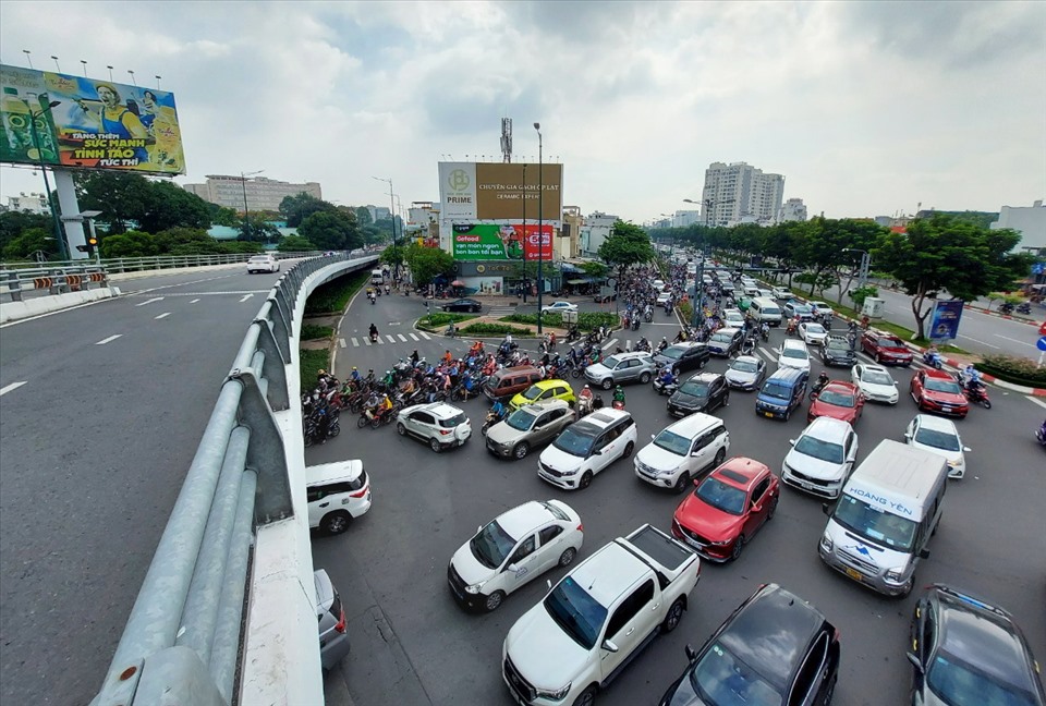 Cảnh trên cầu vắng hoe, dưới cầu đông đặc xe. Cầu cầu vượt tại nút giao Nguyễn Thái Sơn - Nguyễn Kiệm - Hoàng Minh Giám có hình chữ N với có tổng mức đầu tư 504 tỉ đồng. Trong năm 2017, hoàn thành hai nhánh Hoàng Minh Giám - Nguyễn Thái Sơn và Hoàng Minh Giám - Nguyễn Kiệm. Nhánh thứ ba Nguyễn Kiệm - Nguyễn Thái Sơn vướng mặt bằng, đến đầu năm 2019 mới hoàn thành.