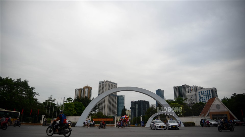 Công viên Cầu Giấy nằm trên mặt phố Thành Thái, phường Dịch Vọng, Cầu Giấy có tổng diện tích lên đến 6540 mét vuông bao gồm khu vui chơi cho trẻ em, khu thể dục thể thao, khu hồ nước và quảng trường.