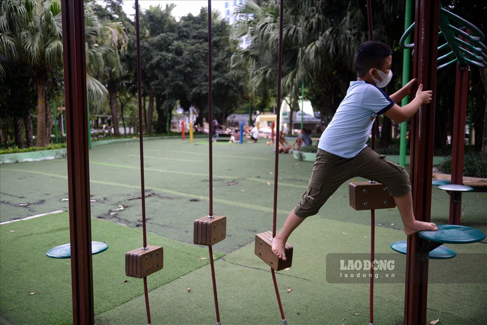 Nhiều dụng cụ vui chơi cho trẻ em đã bị bong tróc sơn, cá biệt có một số dụng cụ đã bị mất ốc, đứt dây. Khi sử dụng, các em phải nhoài người để tránh phần dây bị đứt.