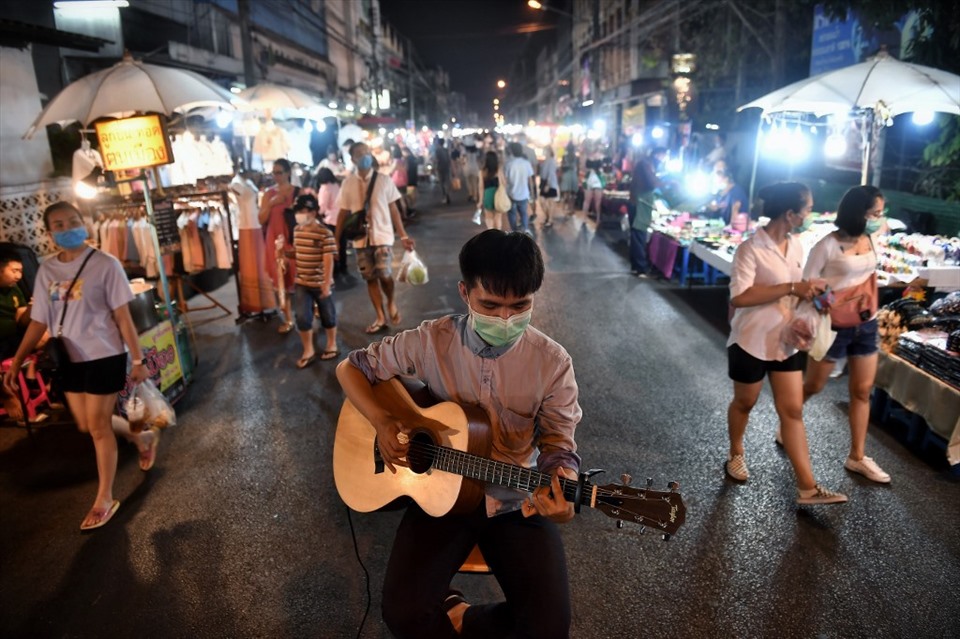 Thái Lan được coi là một quốc gia có những khu chợ đêm ồn ào và náo nhiệt nhất thế giới. Các khu chợ đêm của Thái Lan rất thu hút khách du lịch quốc tế nhờ sự đa dạng phong cách, từ những con phố đi bộ truyền thống như ở Chiang Mai và Phuket, đến những dải đường hiện đại sầm uất như khu chợ Greenway ở Hat Yai hay Cicada ở Hua Hin,... Trong ảnh là một góc của khu chợ đêm tại Chiang Mai, Thái Lan (Ảnh: AFP)
