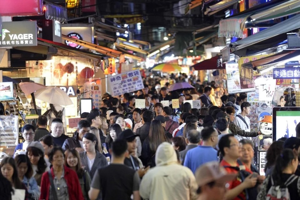 Đài Loan có thể được coi là tâm điểm của văn hóa chợ đêm châu Á và phát triển mạnh mẽ. Các khu chợ đêm tại thủ đô Đài Bắc rất đa dạng và được xem là khá hoành tráng, như khu chợ Shilin trong ảnh rất nổi tiếng và có từ năm 1899. (Ảnh: AFP)