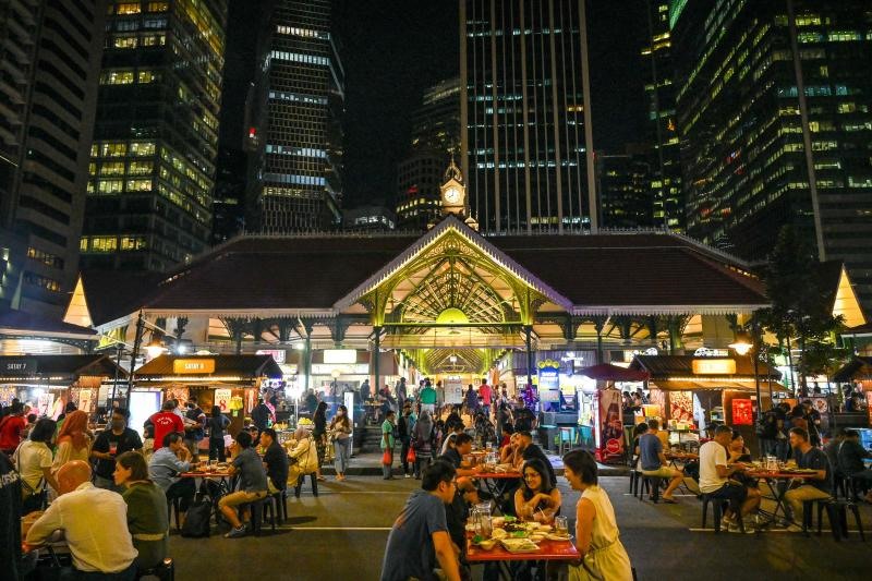 Những khu chợ đêm tại Singapore thường trông giống như nhiều gánh bán hàng rong gộp lại. Đôi khi còn được khách du lịch mô tả như một ‘phòng ăn cộng đồng’ tập hợp tất cả mọi người lại với nhau. Bên cạnh ẩm thực, các quầy hàng rong thường cũng sẽ bán đồ cũ như quần áo, đồ lưu niệm và đồ điện tử, chủ yếu là tại các khu vực như Khu Phố Tàu, Khu Tiểu Ấn và Khu Phố Ả Rập. Trong ảnh là một góc của khu chợ đêm tại Singapore. (Ảnh: AFP)