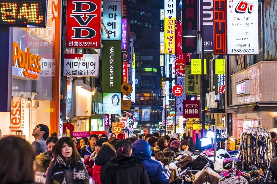 Chợ đêm tại Hàn Quốc là một yếu tố quan trọng tạo nên bản sắc của thành phố Seoul không bao giờ ngủ. Rất nhiều chợ đêm tại xứ sở kim chi rất thu hút khách du lịch nhờ những món ăn đường phố hút mắt, sắc màu rực rỡ,... (Ảnh: AFP)