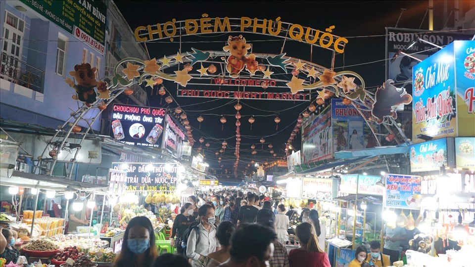 Các khu chợ đêm của Việt Nam luôn nổi tiếng với những sắc màu rực rỡ. Nhiều chợ đêm tại đất nước này được hình thành như những con phố đi bộ, hoặc dọc theo những con đường cạnh bãi biển,... Trong số đó, nổi tiếng nhất chính là chợ đêm ở khu phố cổ Hà Nội, chợ đêm Nha Trang, Hạ Long, Hội An và Phú Quốc. Trong ảnh là chợ đêm Phú Quốc (Ảnh: Báo Lao động)