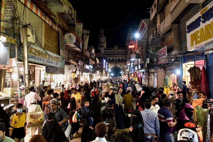 Ấn Độ là quốc gia sở hữu những khu chợ đêm với lịch sử hàng thế kỷ. Đồng thời là một trong những địa điểm sầm uất nhất với những điệu múa quay cuồng, tiếng nhạc pop Hindi bùng nổ, dầu nóng bay từ các chậu karahi,... Trong ảnh là một khu chợ đêm sầm uất của Ấn Độ. (Ảnh: Tân Hoa Xã)