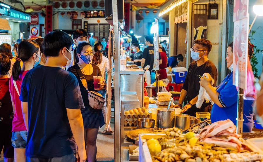 Chợ đêm ở Malaysia được gọi là ‘pasar malam’ và thường diễn ra vào cùng một thời điểm hàng tuần. Trong ảnh là khu chợ đêm náo nhiệt bậc nhất tại thành phố Malacca, Malaysia. (Ảnh: Tân Hoa Xã)