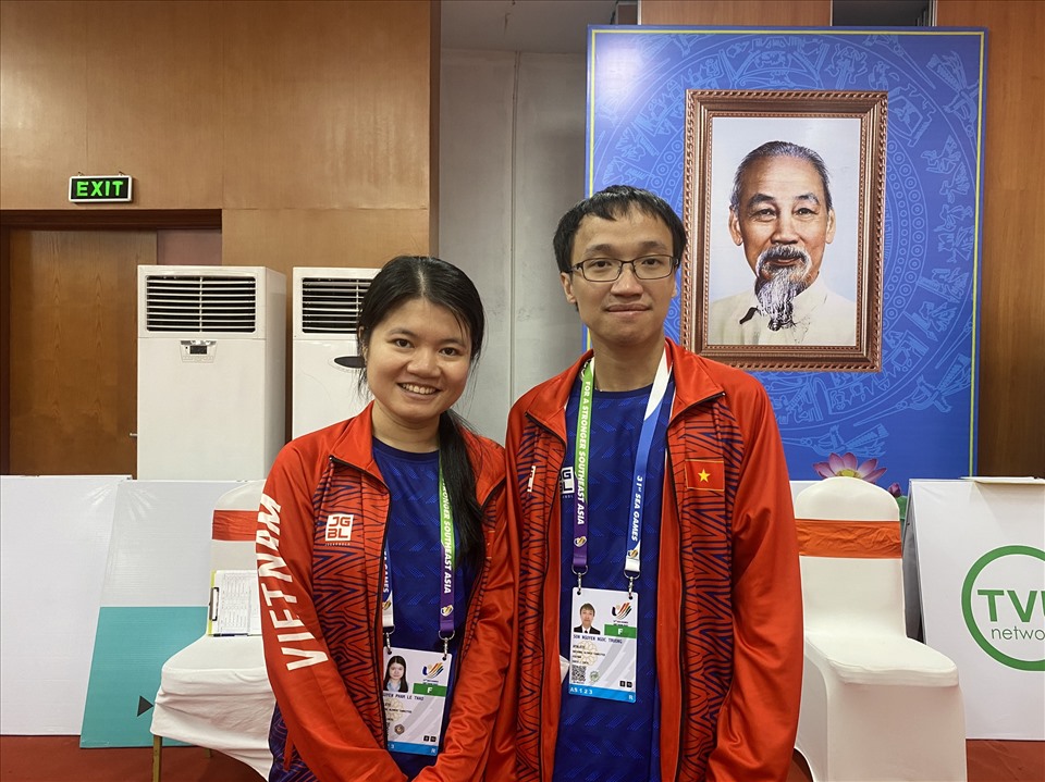 Trường Sơn và Thảo Nguyên giành 2 tấm huy chương vàng nội dung cờ nhanh nam/nữ tại SEA Games 31. Ảnh: P.T