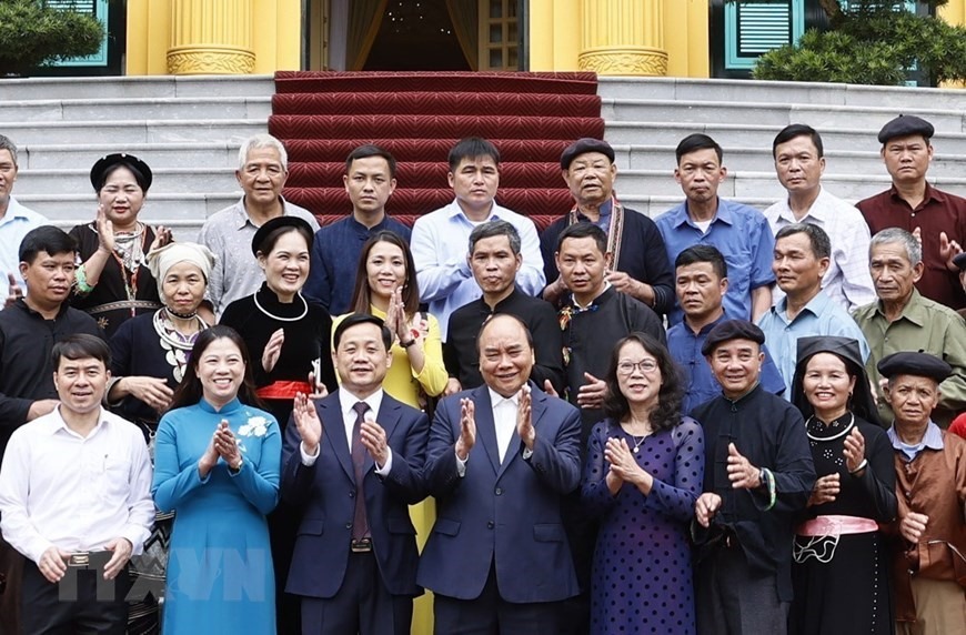 Chủ tịch nước chụp ảnh cùng đoàn đại biểu người có uy tín tỉnh Tuyên Quang.