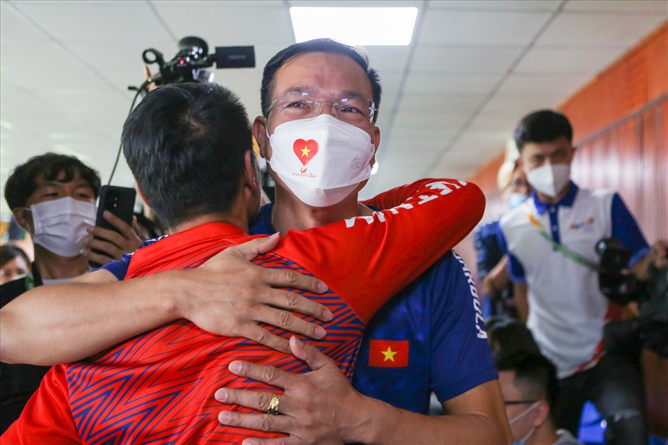 Ngay sau chiến thắng của Quốc Cường, huấn luyện viên Hoàng Xuân Vinh ngay lập tức đến chúc mừng người học trò cũng như đồng đội.