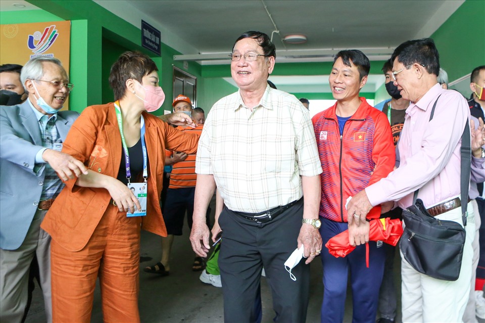 Bố của Trần Quốc Cường - ông Trần Đình Mẫn (78 tuổi) dù chân đau vẫn cố gắng có mặt ở Trung tâm huấn luyện thể thao Quốc gia chứng kiến khoảnh khắc vinh quang trong sự nghiệp của Quốc Cường.