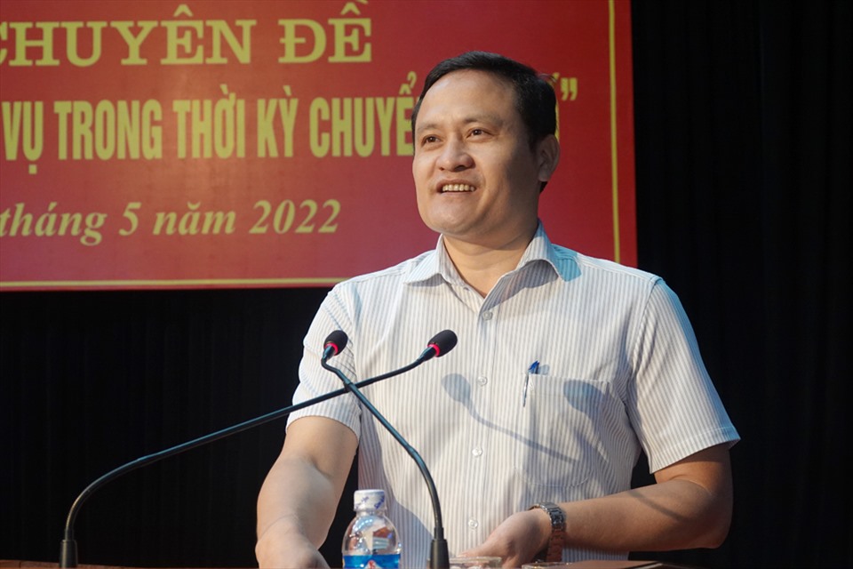 PGS. TS Nguyễn Xuân Trung trình bày các nội dung về Văn hóa công sở, đạo đức công vụ tại hội nghị. Ảnh: TT.