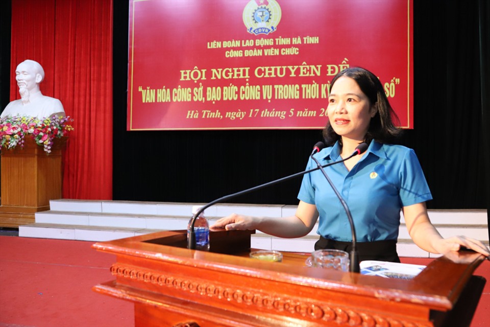 Bà Nguyễn Thị Hạnh - Phó Chủ tịch Công đoàn Viên chức Hà Tĩnh phát biểu bế mạc hội nghị. Ảnh: TT.