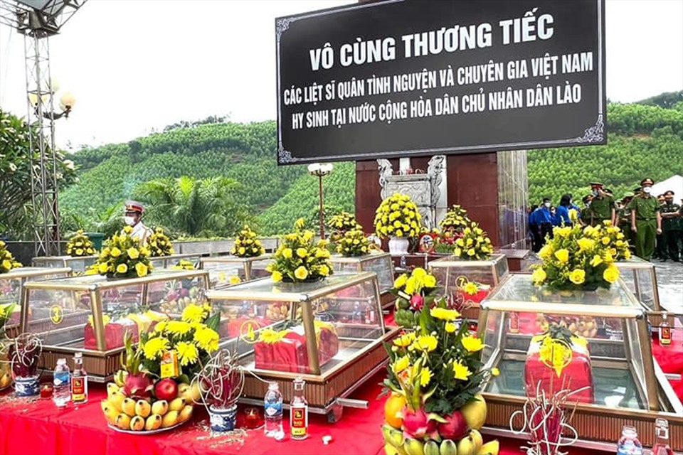 11 hài cốt liệt sỹ được quy tập trên đất Lào đưa về án táng tại Nghĩa trang liệt sỹ Nầm. Ảnh: TT.