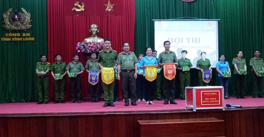Cuộc thi tìm hiểu về Công đoàn Việt Nam thu hút đoàn viên Công đoàn tham gia.