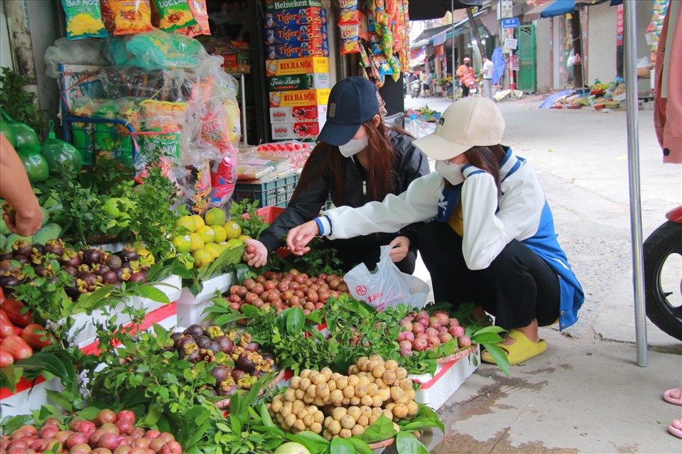 Nhiều người mua hàng lựa chọn các loại quả giá thấp hơn