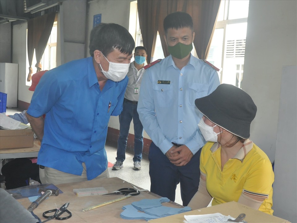 Các thành viên của Đoàn giám sát trao đổi với công nhân Công ty TNHH Bai Hong. Ảnh: Bảo Hân