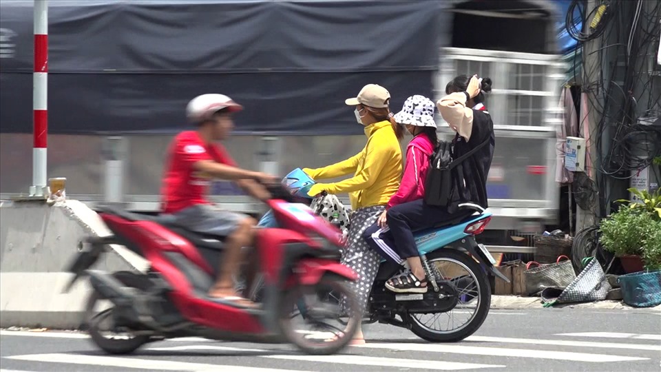 Theo ghi nhận của phóng viên Báo Lao Động, nhiều năm qua, khi lưu thông qua khu vực này, người dân dễ dàng bắt gặp hình ảnh nhiều người di chuyển bằng xe máy nhưng chạy ngược chiều và không đội mũ bảo hiểm. Thậm chí, phụ huynh chở con em đến trường nhưng cũng không biết mũ bảo hiểm là gì.