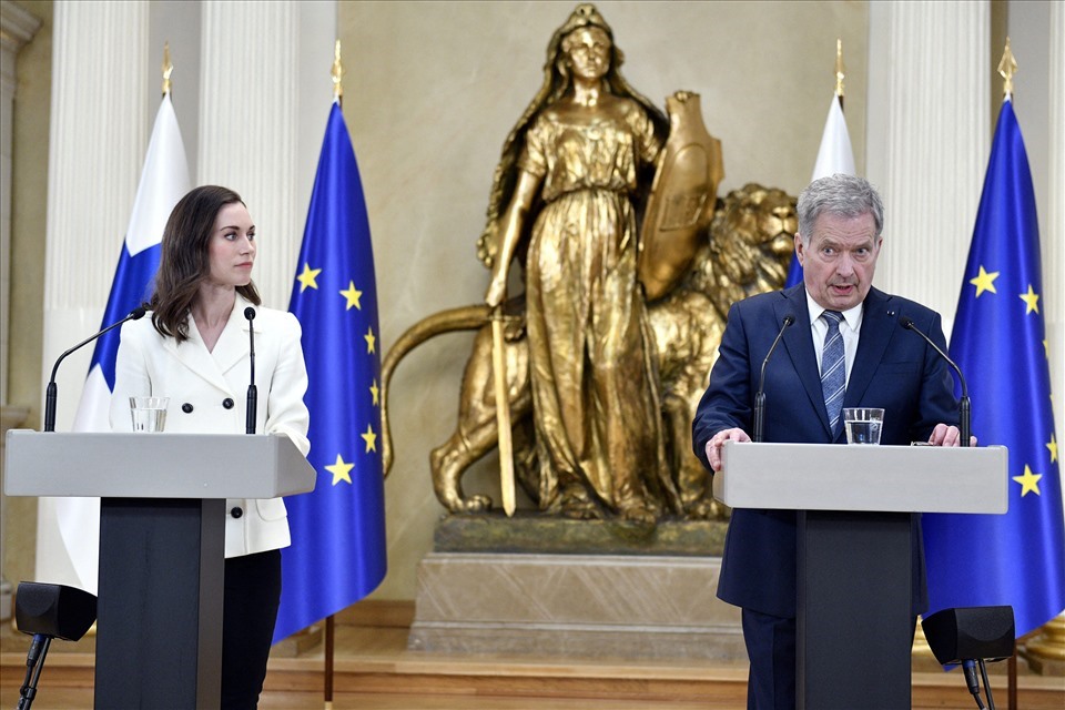 Finnish Prime Minister Sanna Marin (left) and Finnish President Sauli Niinistö hold a press conference on May 15, 2022, announcing that Finland will apply to join NATO.  Photo: AFP