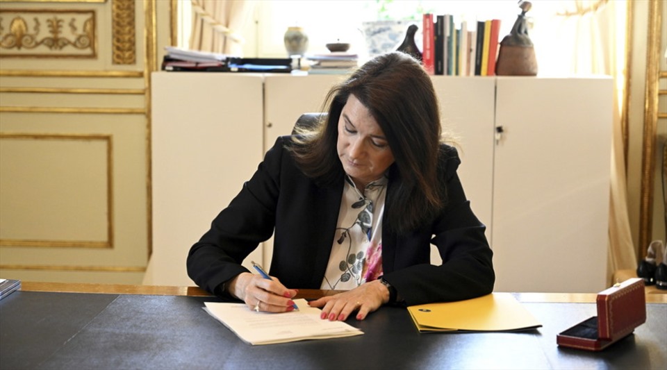 Swedish Foreign Minister Ann Linde signs an application to join NATO on May 17, 2022.  Photo: Global Look Press