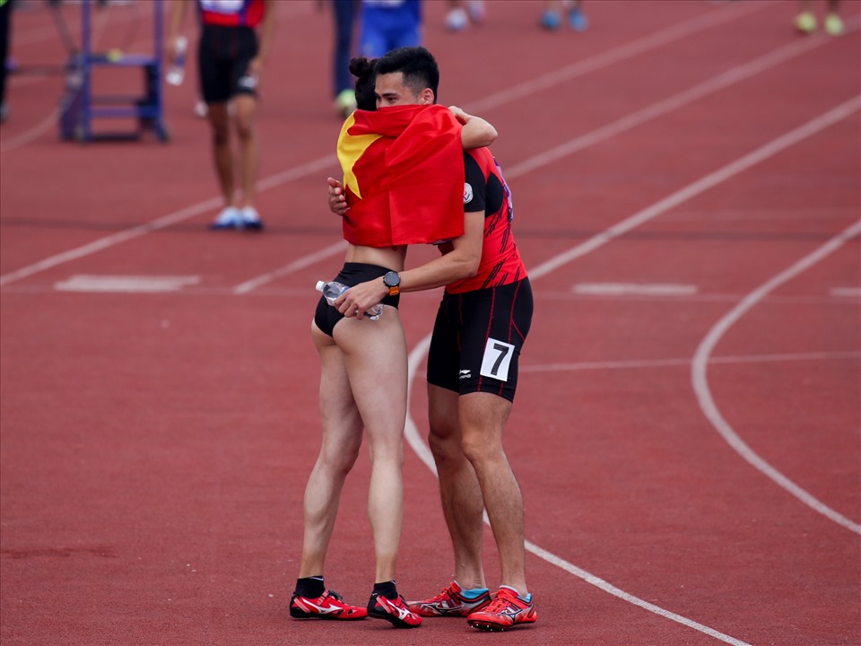 Ngay sau khi giành huy chương vàng, Quách Thị Lan đã chia vui cùng anh trai và gia đình.