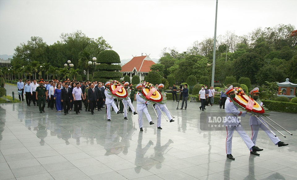 Chủ tịch nước Nguyễn Xuân Phúc và đoàn công tác viếng nghĩa trang liệt sĩ Quốc gia A1.