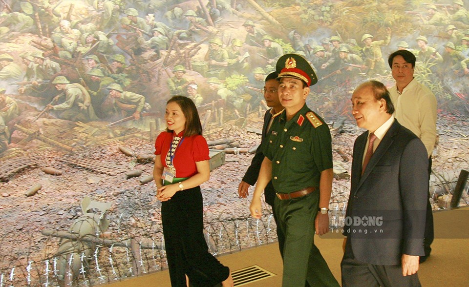 Chủ tịch nước Nguyễn Xuân Phúc và đoàn công tác tham quan Bảo tàng Chiến thắng lịch sử Điện Biên Phủ.
