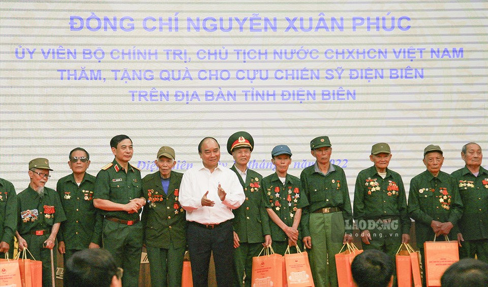Chủ tịch nước Nguyễn Xuân Phúc và Đại tướng Phan Văn Giang tặng quà, tri ân các Chiến sĩ Điện Biên. Ảnh: Văn Thành Chương